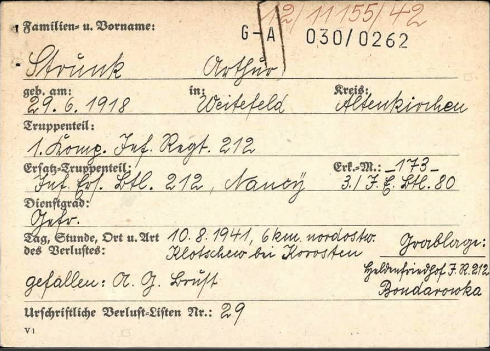 Karteikarte des Arthur Strunk, geboren am 29. Juni 1918 in Weitefeld. Er gehörte als Gefreiter der 1. Kompanie des Infanterieregiments 212 an. Strunk ist am 10. August 1941 6 km nordostwärts Klotschew bei Korosten nach einer Verwundung durch Artilleriegranatsplitter in der Brust gefallen. S 